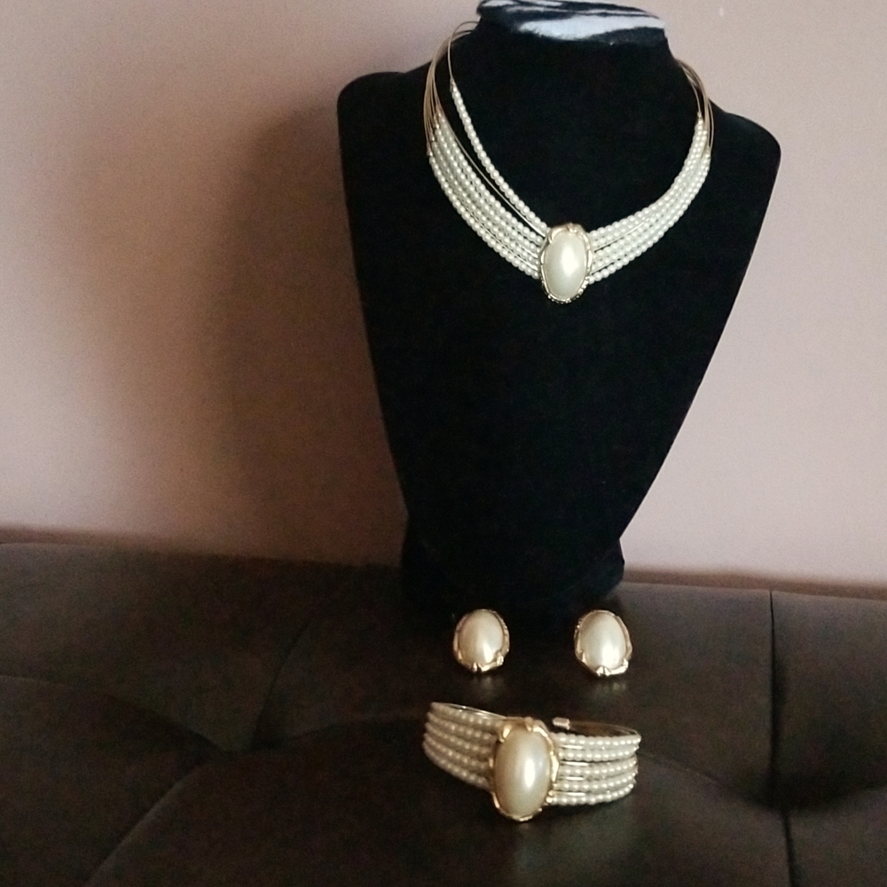 Beautiful  vintage Pearl set.